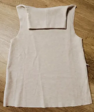 Top cuello alto beige sin mangas