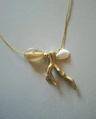 Collar con colgante de coral y concha