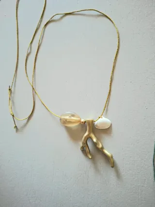 Collar con colgante de coral y concha