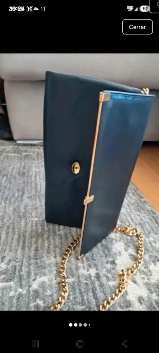 Bolso vintage azul marino con cadena dorada