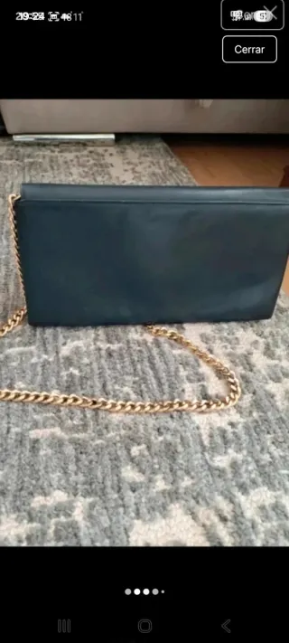 Bolso vintage azul marino con cadena dorada
