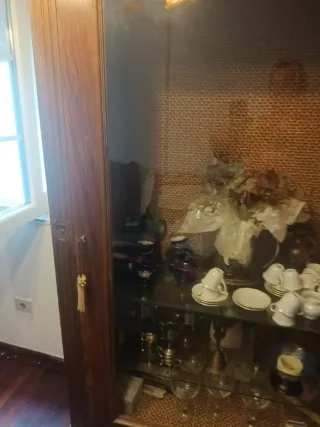 Mueble colonial vitrina madera y cristal