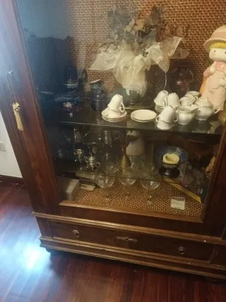 Mueble colonial vitrina madera y cristal