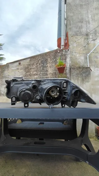 Faro derecho Renault Megane 2005 restaurado