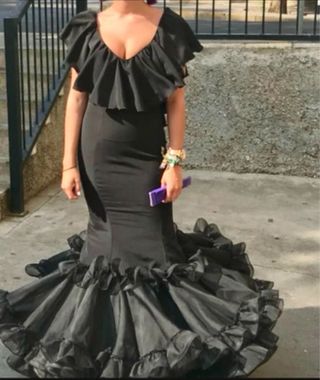 Traje de flamenca negro con volantes