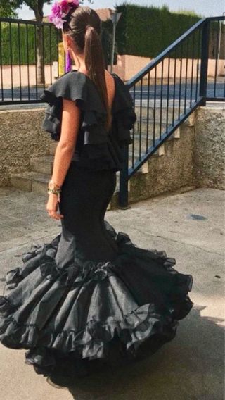 Traje de flamenca negro con volantes