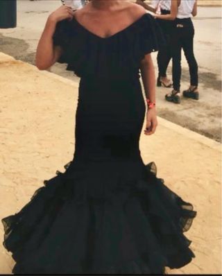 Traje de flamenca negro con volantes