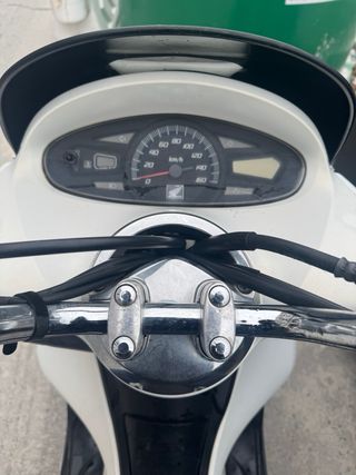 Honda PCX 125 Scooter Blanca y Negra