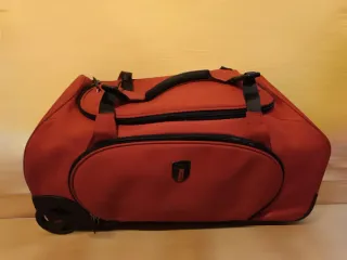 Maleta de viaje Stratic 25 kg roja