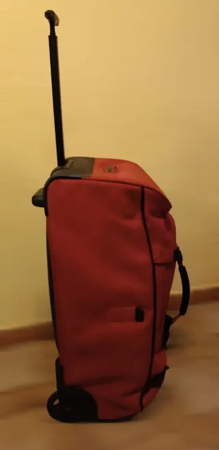 Maleta de viaje Stratic 25 kg roja