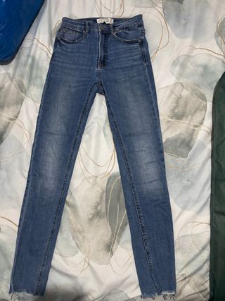 Vaqueros pitillo Stradivarius azul