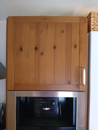 Puertas de cocina y alacena de madera.