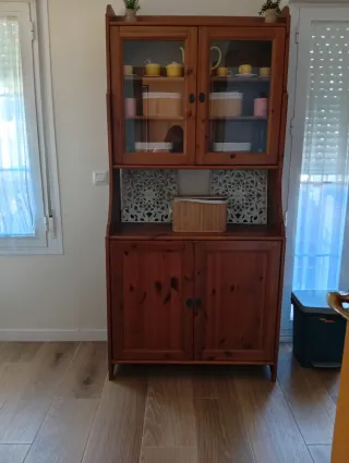 Puertas de cocina y alacena de madera.