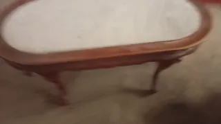 Mesa de centro ovalada con tapa de mármol