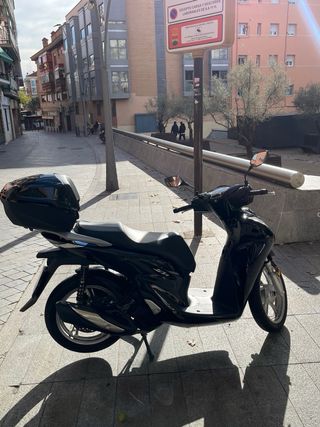 Honda SH 125i Negra con Topbox inteligente