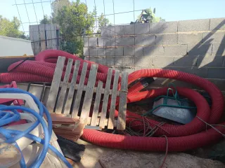 Tubo corrugado rojo flexible