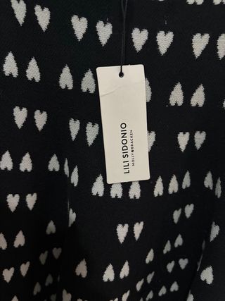 Falda negra con corazones blancos