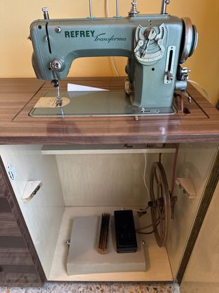 Máquina de coser Refrey Transforma 427 con mueble