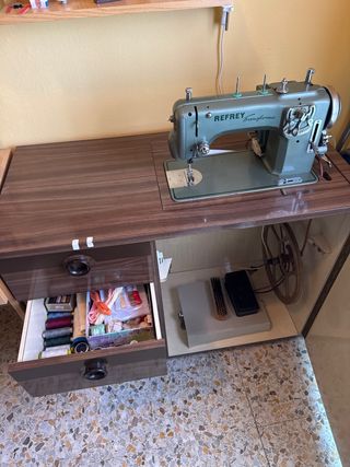 Máquina de coser Refrey Transforma 427 con mueble
