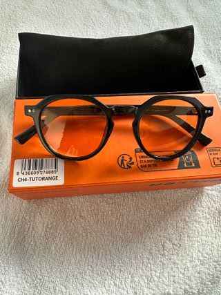 Gafas de sol negras con lentes naranjas