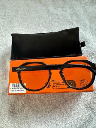 Gafas de sol negras con lentes naranjas