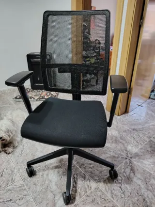 Silla de oficina ergonómica negra