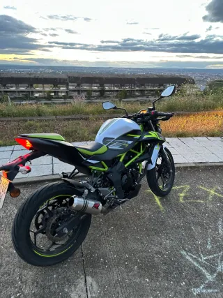 Kawasaki Z125 Blanca y Verde