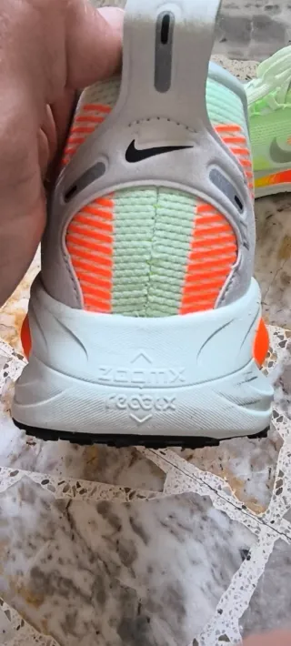 Nike Vomero 18 Verde y Naranja