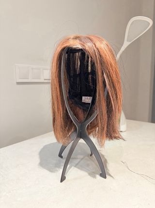 Peluca fibra sintética castaña. Buen estado