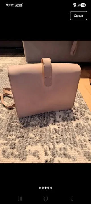 Bolso beige con correa ajustable