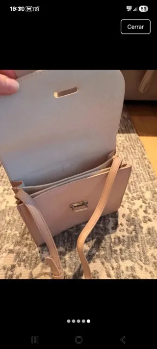 Bolso beige con correa ajustable