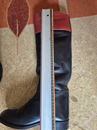 Botas de cuero altas negras y rojas