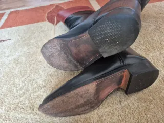 Botas de cuero altas negras y rojas