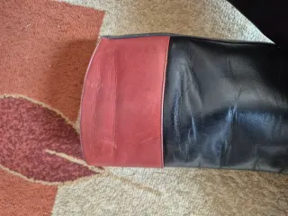 Botas de cuero altas negras y rojas