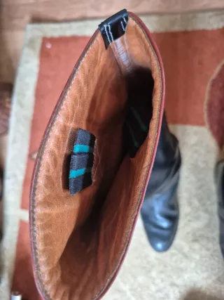 Botas de cuero altas negras y rojas