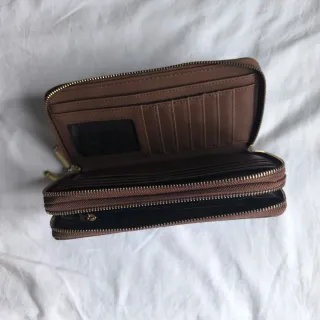 Cartera marrón con detalle dorado