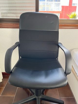 Silla de oficina negra y gris