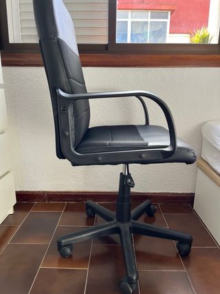 Silla de oficina negra y gris
