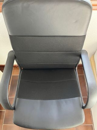 Silla de oficina negra y gris