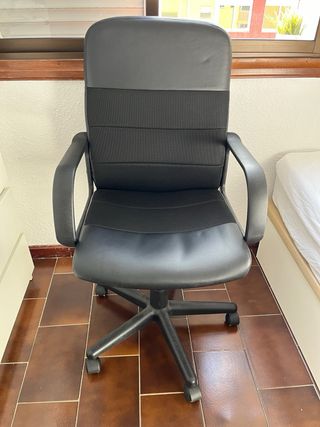 Silla de oficina negra y gris