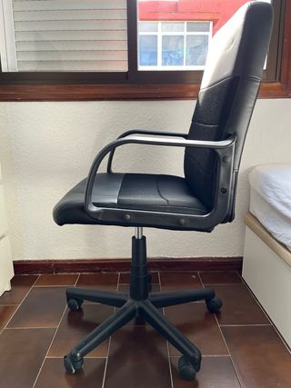 Silla de oficina negra y gris