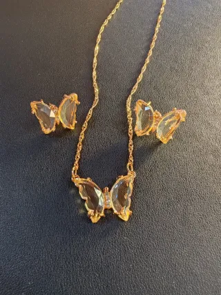Conjunto collar y pendientes mariposa