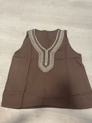 Camiseta safari marrón con bordado