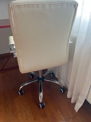 Silla de escritorio blanca con ruedas regulable