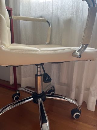 Silla de escritorio blanca con ruedas regulable