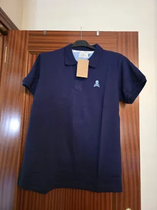 Polo  azul con calavera