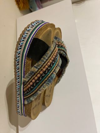 Sandalias negras con adornos multicolor