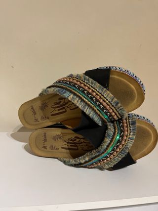 Sandalias negras con adornos multicolor