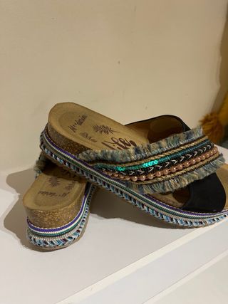 Sandalias negras con adornos multicolor