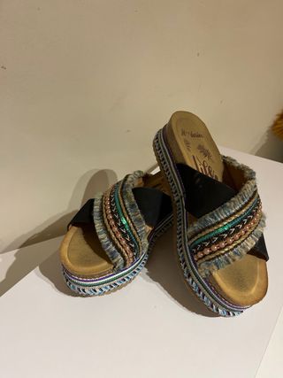 Sandalias negras con adornos multicolor